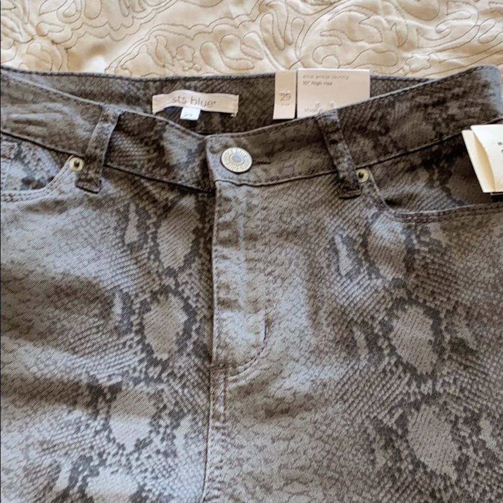 Snake like grey new jeans!